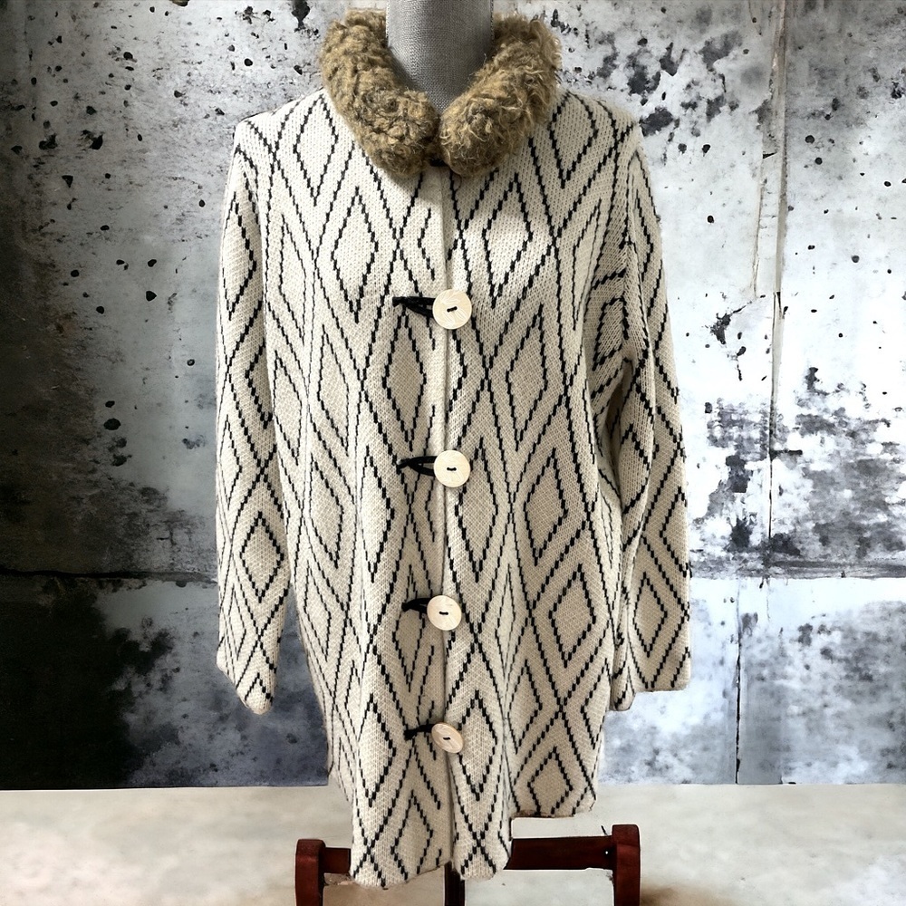 Escio Womens Size XL Ivory & Black Open Sweater Cardigan with faux fur collar